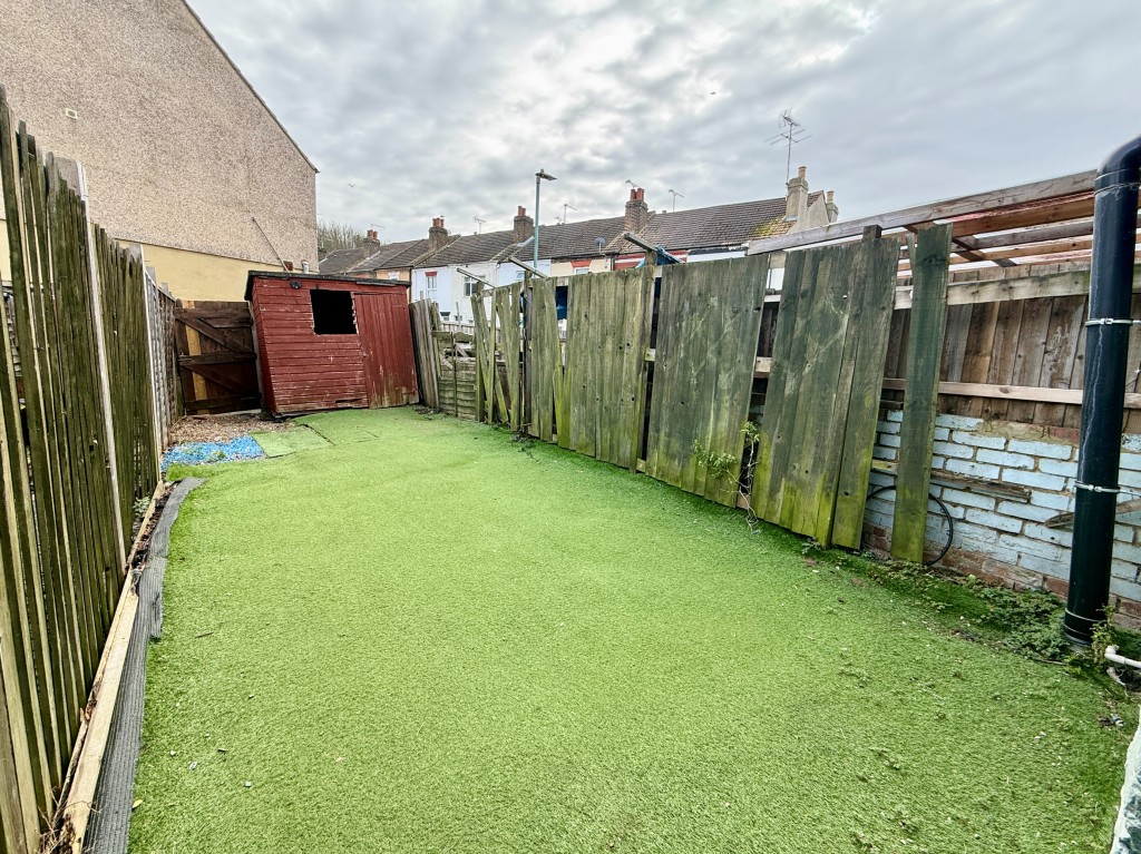 Lot: 76 - TERRACE HOUSE FOR REFURBISHMENT - Garden to rear